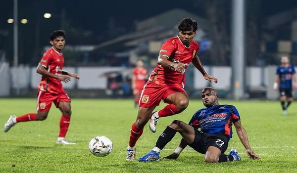 Aksi pemain Kelantan The Real Warriors FC ketika menentang PDRM FC di Stadium Majlis Perbandaran Selayang. / BERNAMA